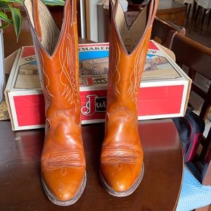 Size 7 justin cowboy boots .